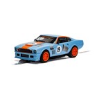Autíčko Gulf SCALEXTRIC C4209 - Aston Martin V8 - Rikki Cann Racing (1:32)