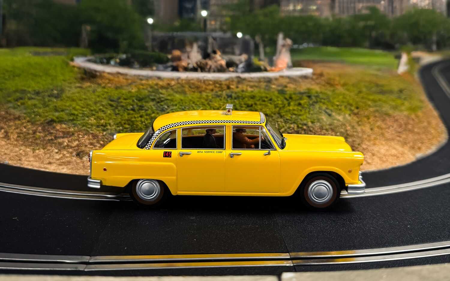 Autíčko Film & TV SCALEXTRIC C4606 - James Bond Checker Taxi Cab - Live And Let Die (1:32)