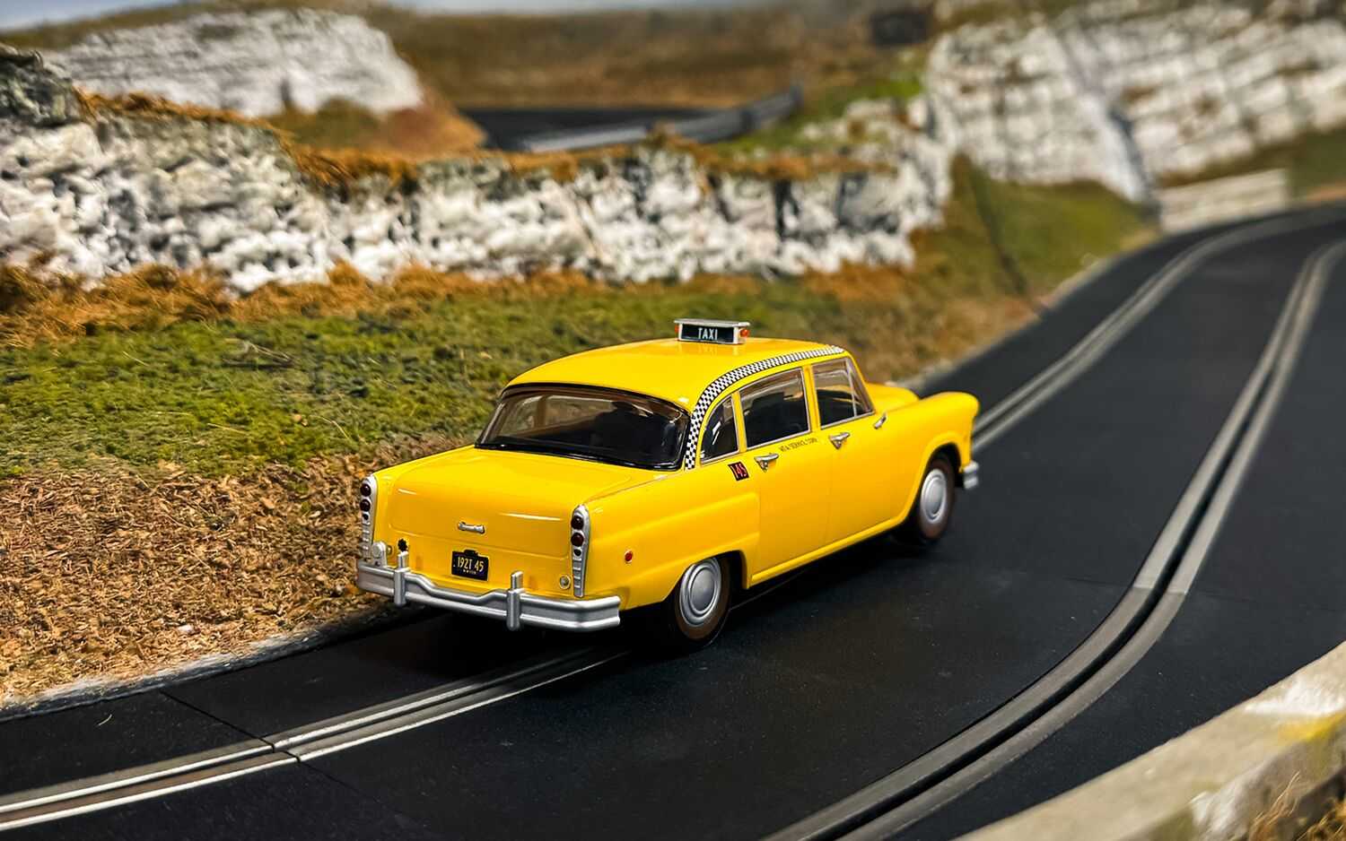 Autíčko Film & TV SCALEXTRIC C4606 - James Bond Checker Taxi Cab - Live And Let Die (1:32)