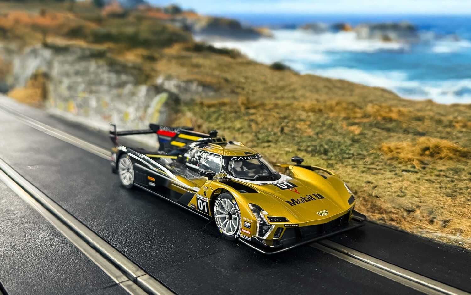 Autíčko GT SCALEXTRIC C4586 - Cadillac V-Series.R - Cadillac Racing No.01 - 12 Hours of Sebring 2024 (1:32)