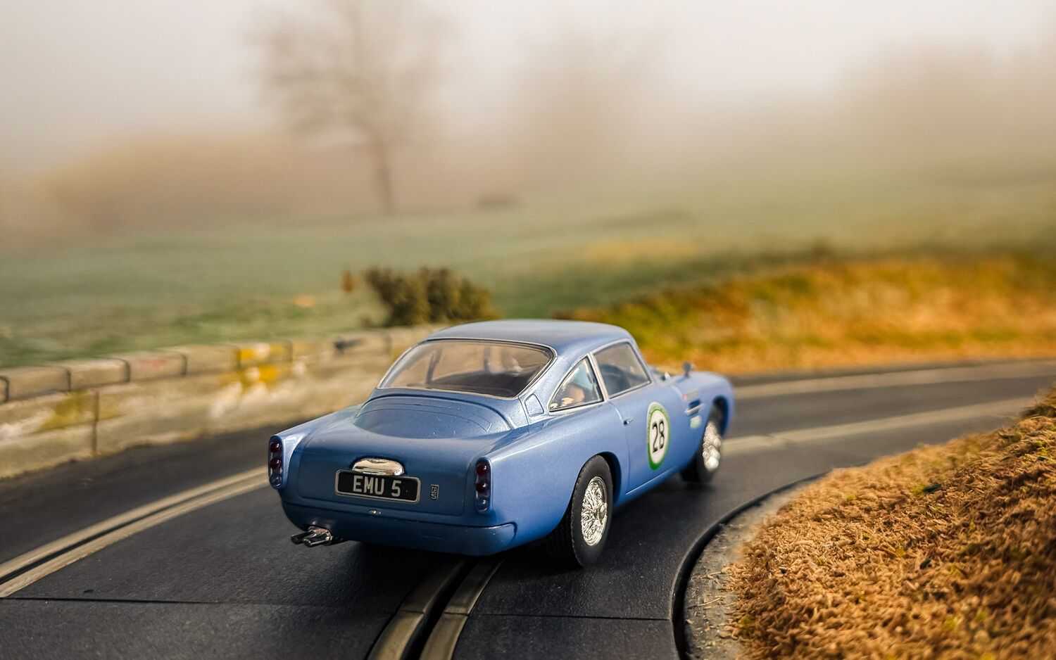 Autíčko GT SCALEXTRIC C4599 - Aston Martin DB5 - Blue / Yellow - Historic GT Racing (1:32)