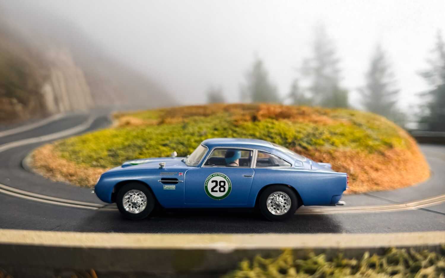 Autíčko GT SCALEXTRIC C4599 - Aston Martin DB5 - Blue / Yellow - Historic GT Racing (1:32)