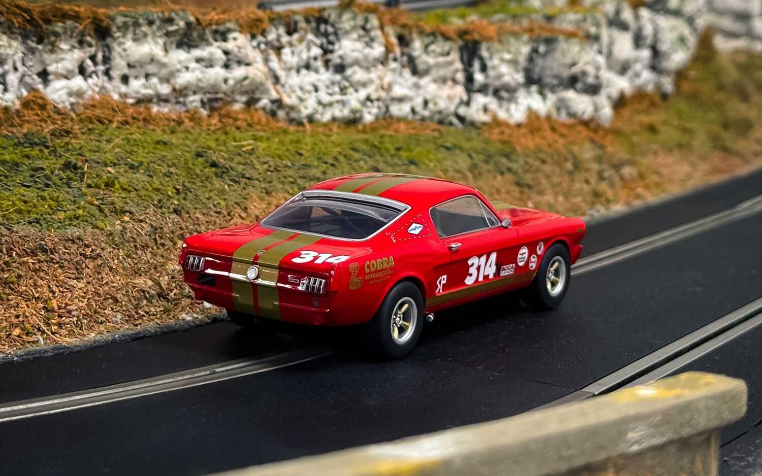 Autíčko GT SCALEXTRIC C4658 - Shelby GT350H - Red and Gold (1:32)