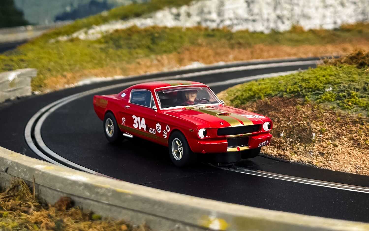 Autíčko GT SCALEXTRIC C4658 - Shelby GT350H - Red and Gold (1:32)