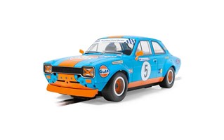 Autíčko Gulf SCALEXTRIC C4530 - Ford Escort MK1 – Wayne Crabtree Modified Fords 2023 (1:32)
