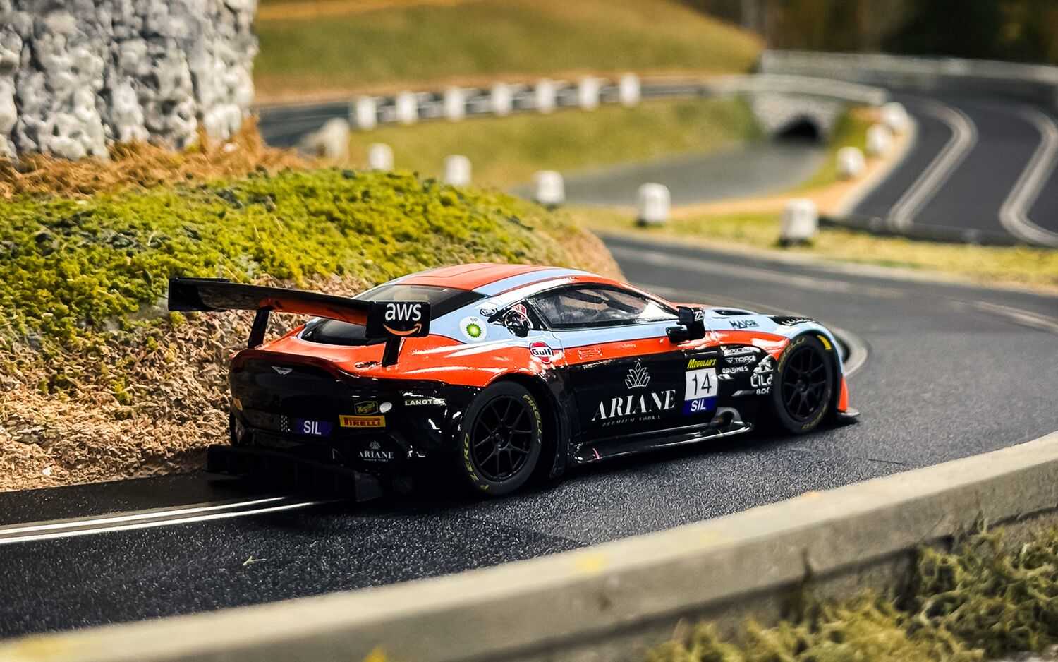 Autíčko Gulf SCALEXTRIC C4655 - Aston Martin GT3 Vantage - Bathurst 2025 (1:32)