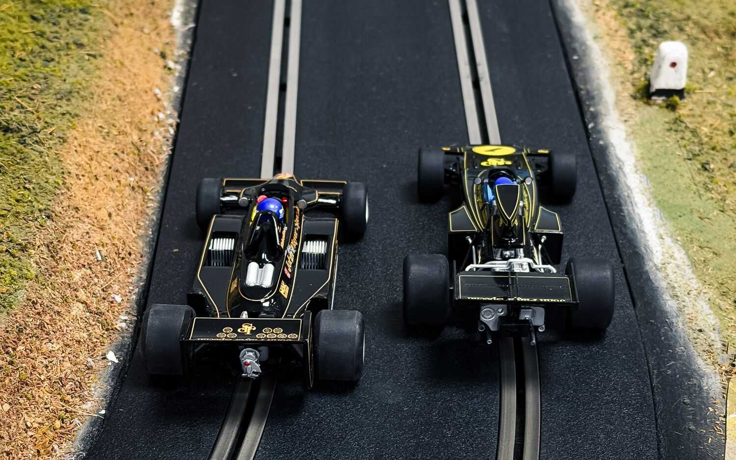 Autíčko Single Seater SCALEXTRIC C4684A - Ronnie Peterson Twin Pack Lotus 72 and 79 (1:32)