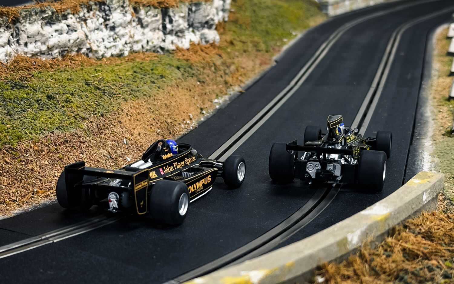 Autíčko Single Seater SCALEXTRIC C4684A - Ronnie Peterson Twin Pack Lotus 72 and 79 (1:32)