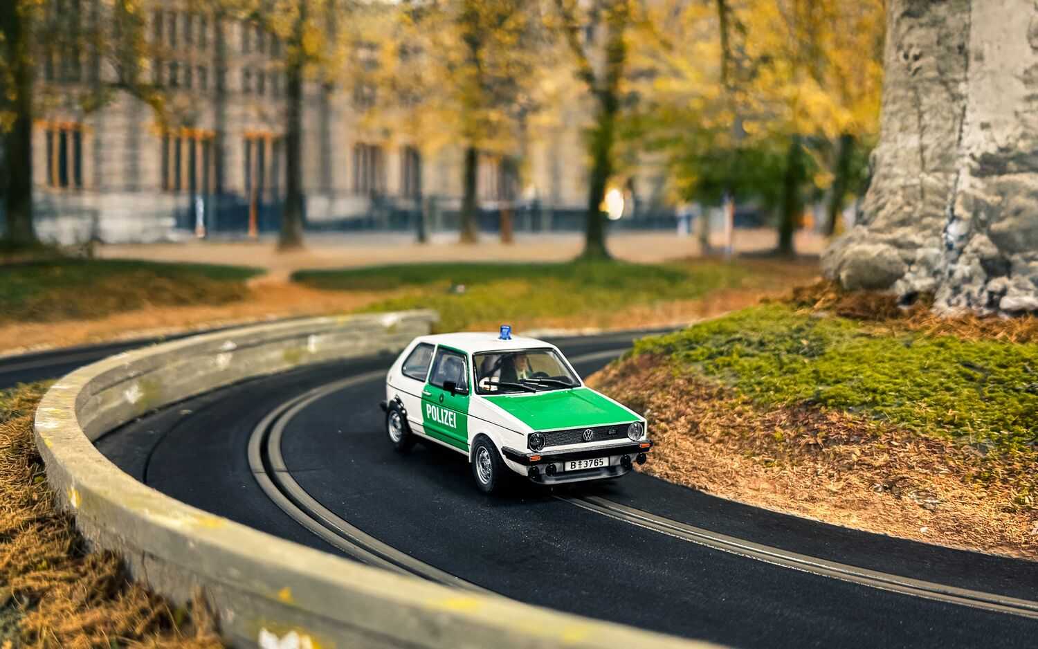 Autíčko Street SCALEXTRIC C4572 - Volkswagen Golf MK1 - Polizei (1:32)