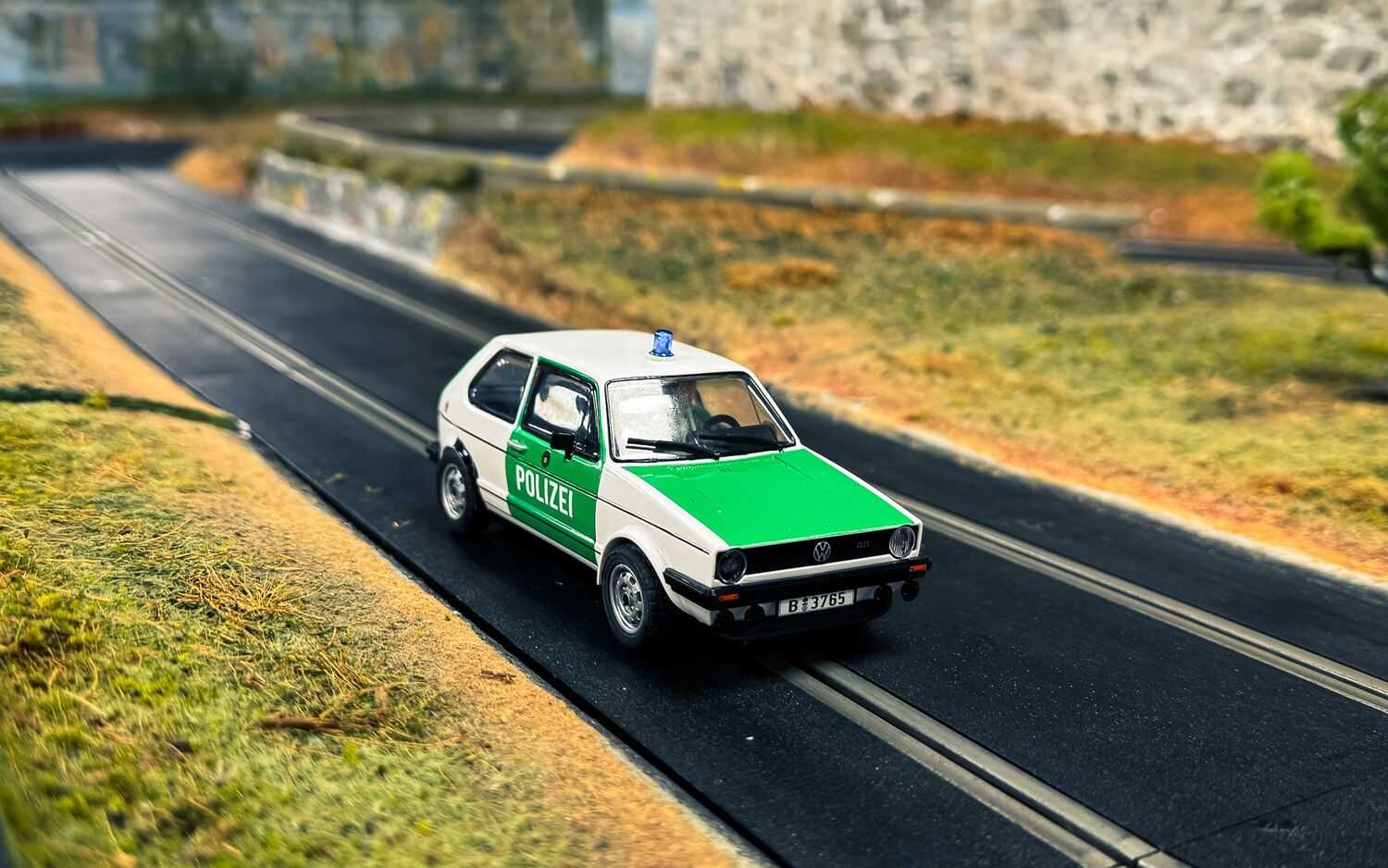 Autíčko Street SCALEXTRIC C4572 - Volkswagen Golf MK1 - Polizei (1:32)