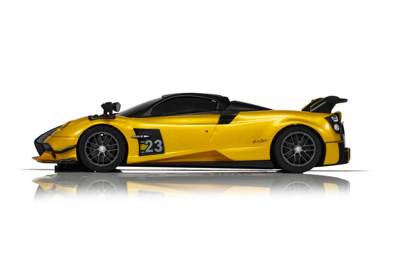 Autíčko Super Resistant SCALEXTRIC C4212 - Pagani Huayra BC Roadster - Yellow (1:32)