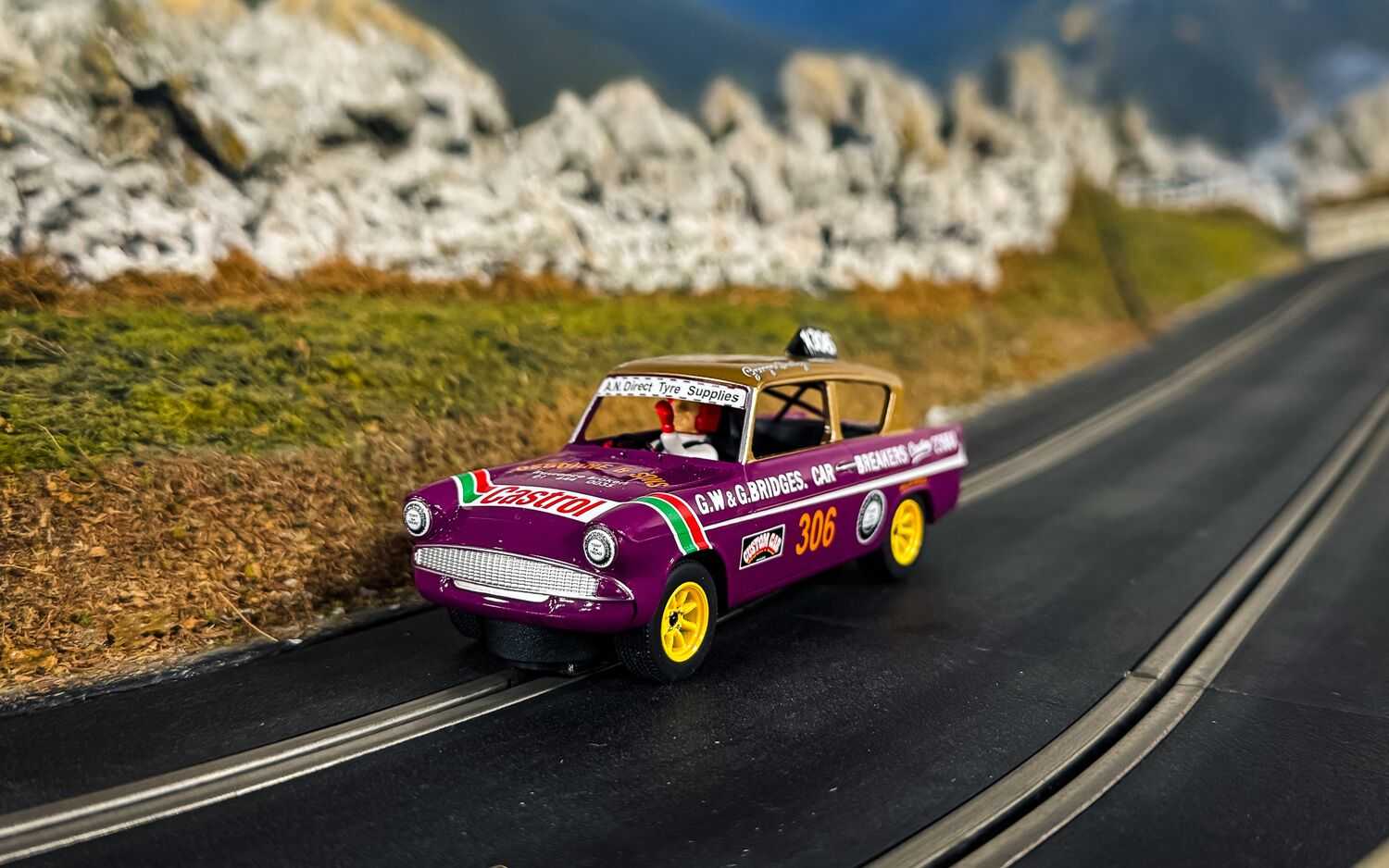 Autíčko Touring SCALEXTRIC C4584 - Ford Anglia 105e George Polley 306 (1:32)