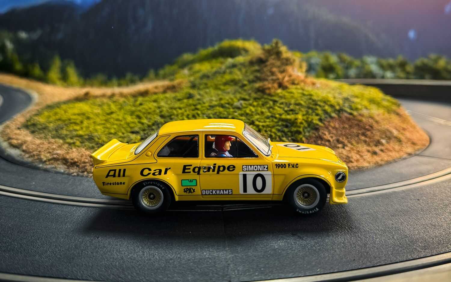 Autíčko Touring SCALEXTRIC C4590 - Ford Escort MK1 - All Car Equipe - Nick Whiting (1:32)