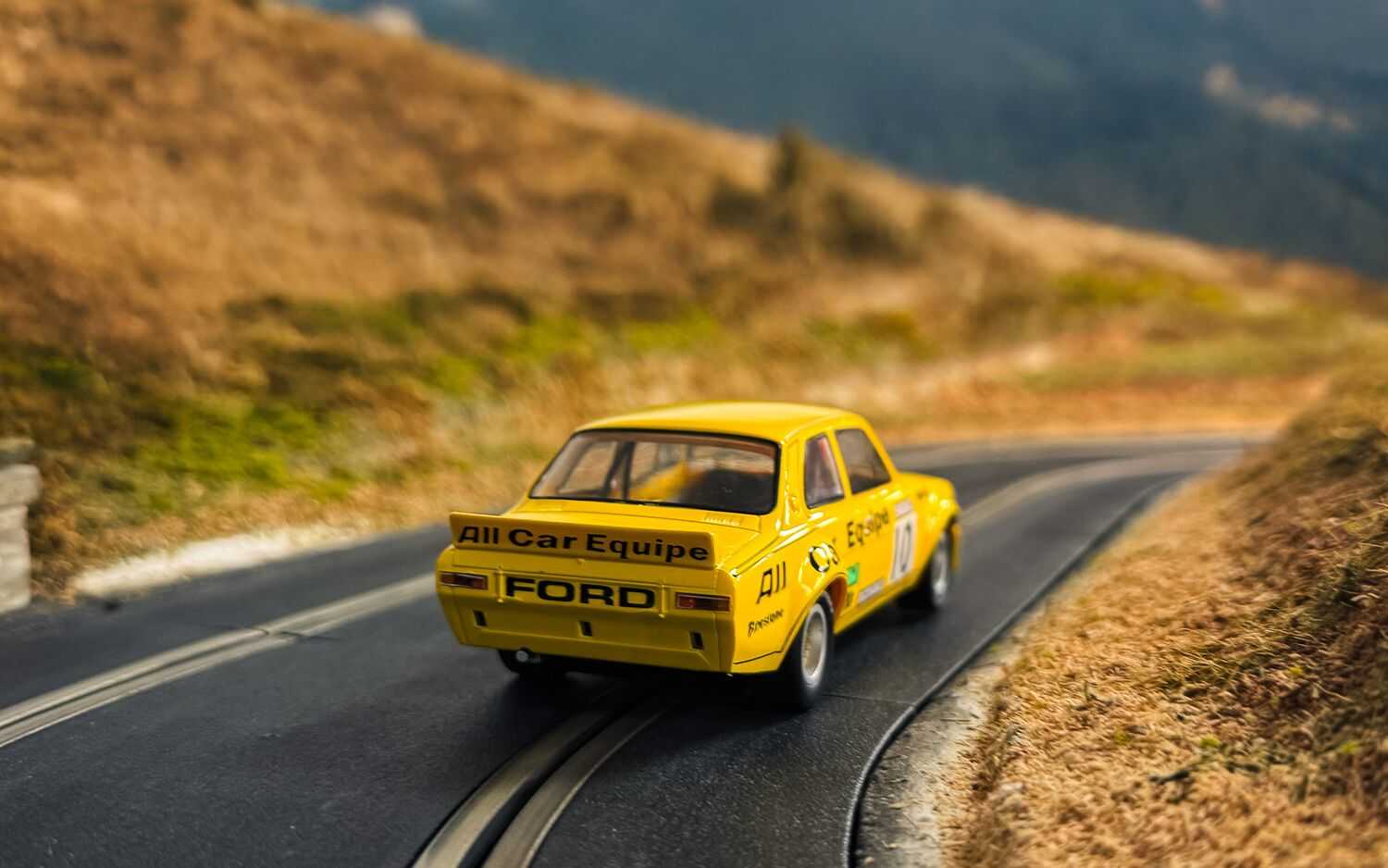 Autíčko Touring SCALEXTRIC C4590 - Ford Escort MK1 - All Car Equipe - Nick Whiting (1:32)