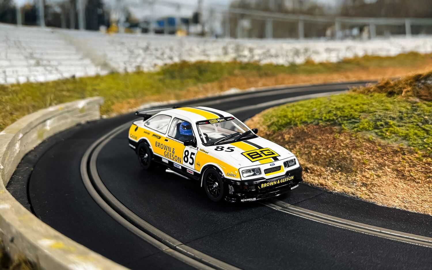 Autíčko Touring SCALEXTRIC C4628 - Ford Sierra RS500 - YTCC Dan Brown 2024 (1:32)
