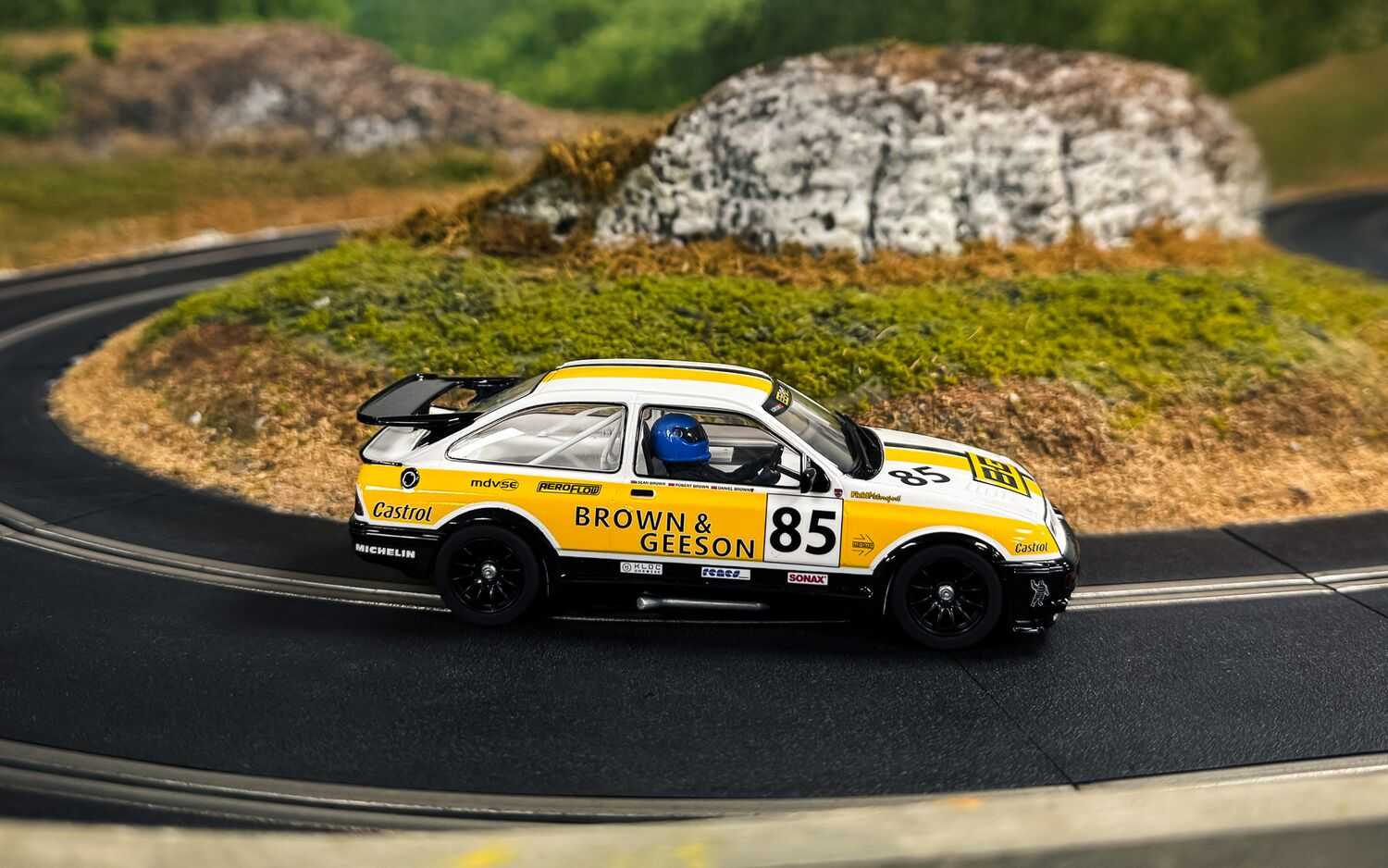 Autíčko Touring SCALEXTRIC C4628 - Ford Sierra RS500 - YTCC Dan Brown 2024 (1:32)