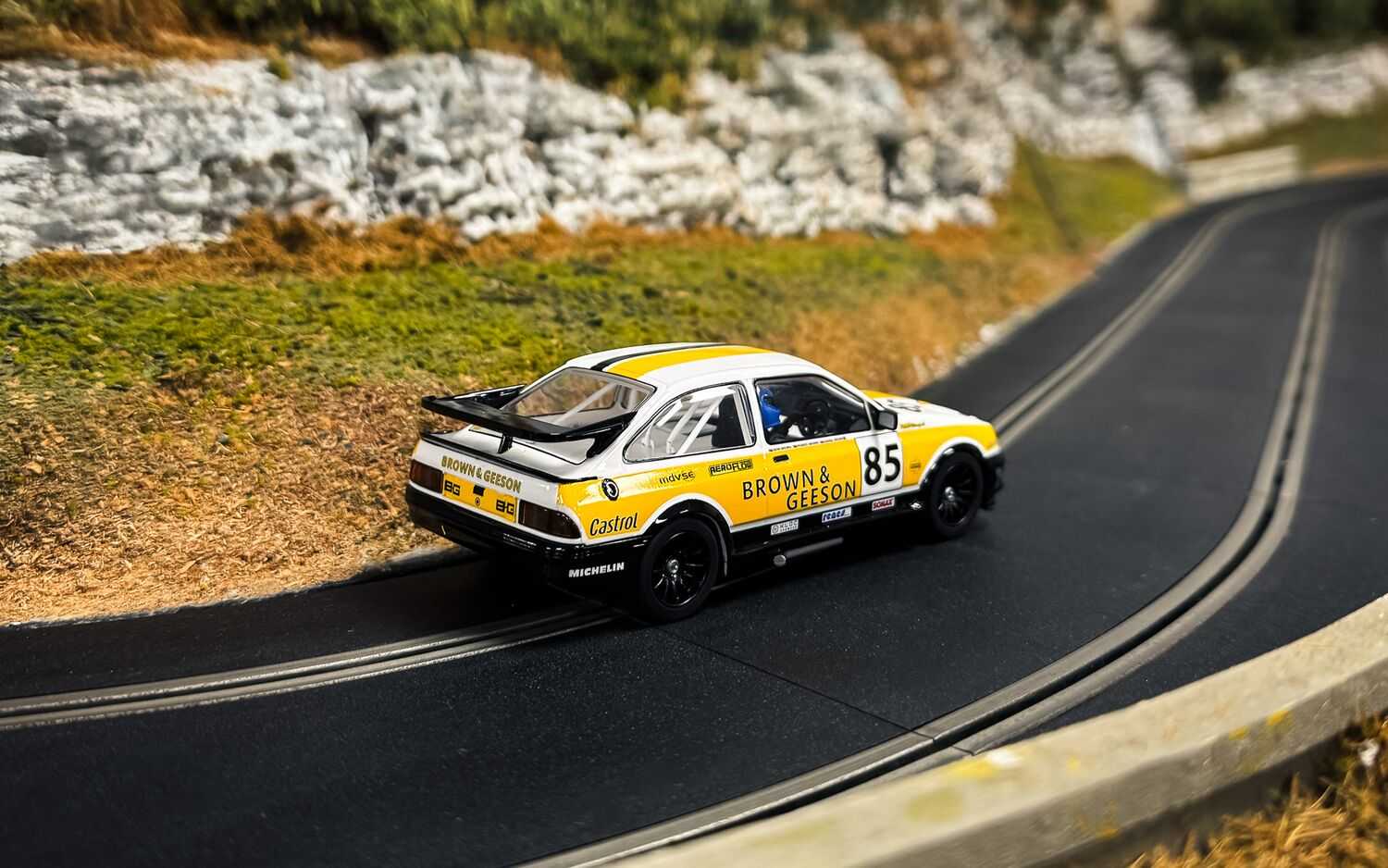 Autíčko Touring SCALEXTRIC C4628 - Ford Sierra RS500 - YTCC Dan Brown 2024 (1:32)
