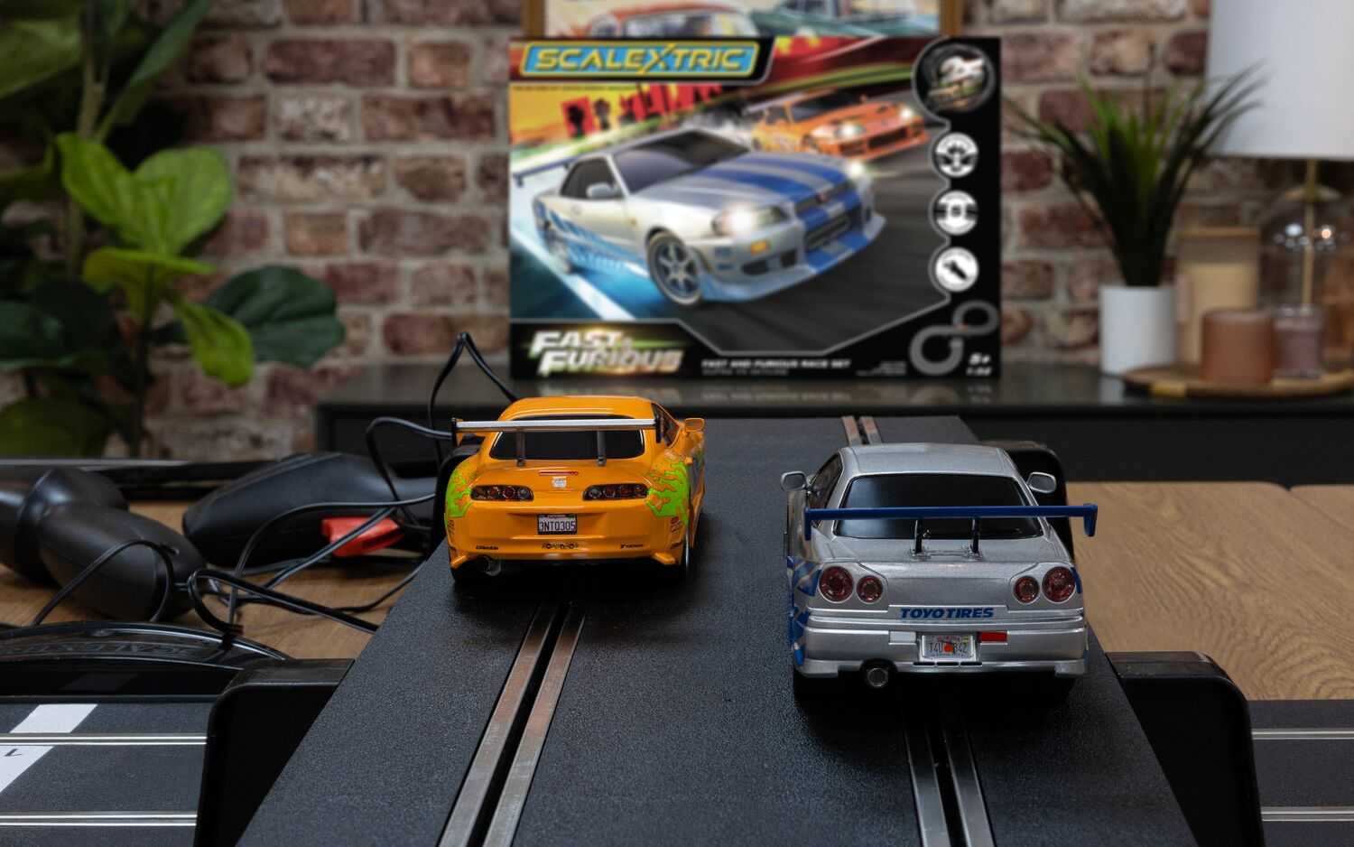 Autodráha SCALEXTRIC C1465P - Fast and Furious - 25 Years - Supra vs R34 (1:32)