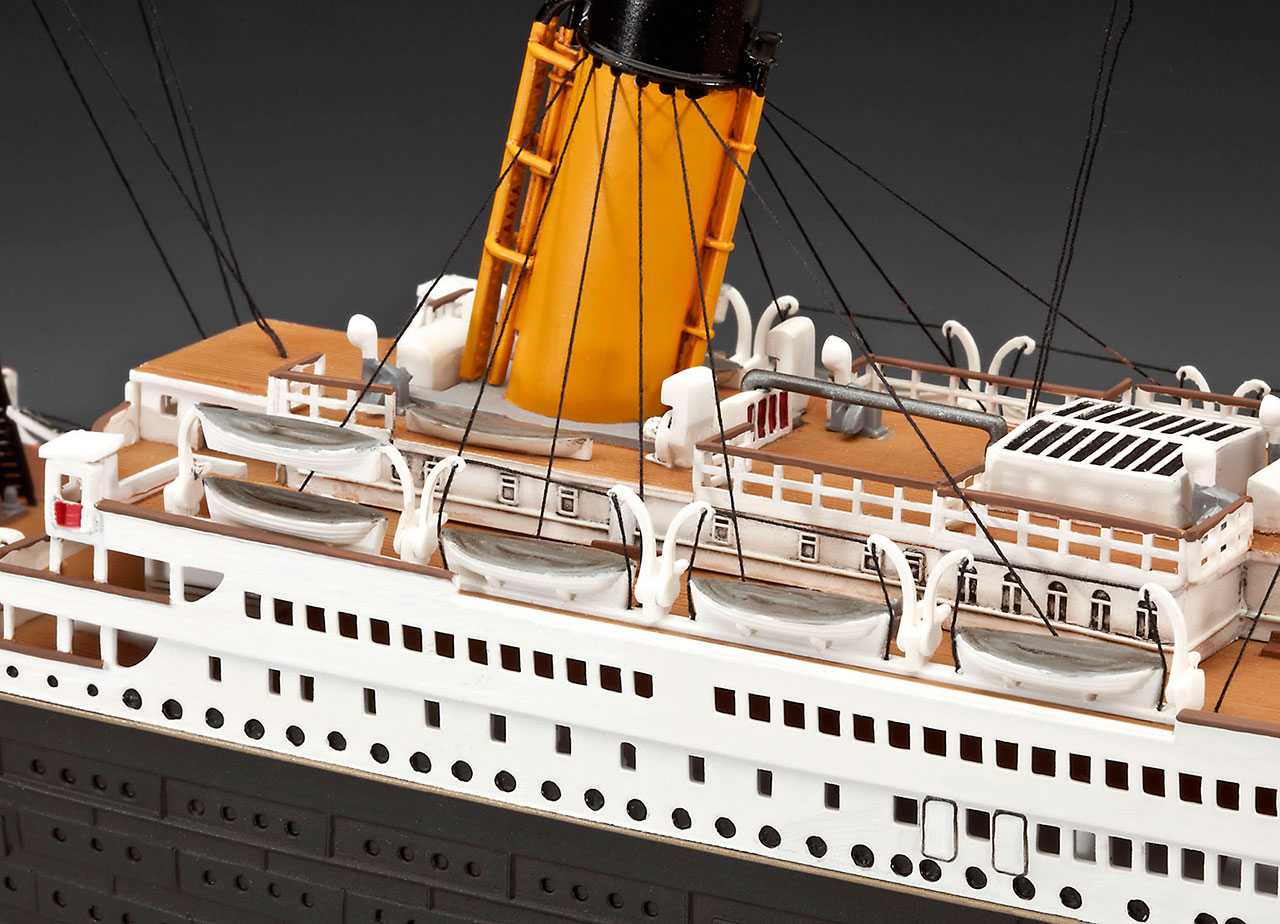 Gift-Set 05715 - R.M.S. Titanic - 100th anniversary edition (1:400)
