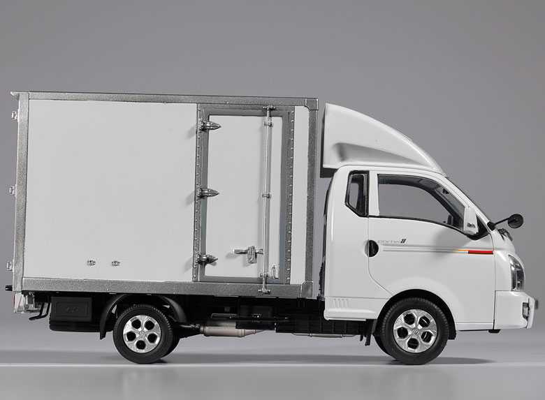 Model Kit auto 15145 - Hyundai Porter II MCP (1:24)