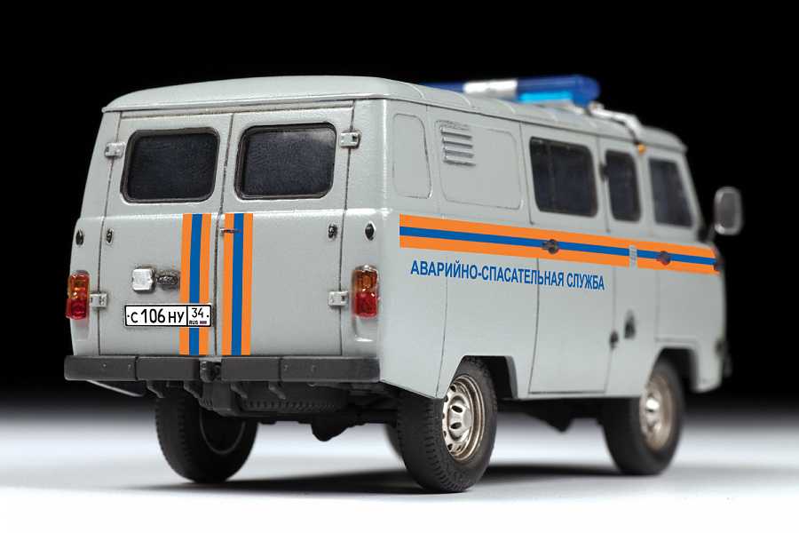 Model Kit auto 43002 – Emergency Service UAZ "3909" (1:43)
