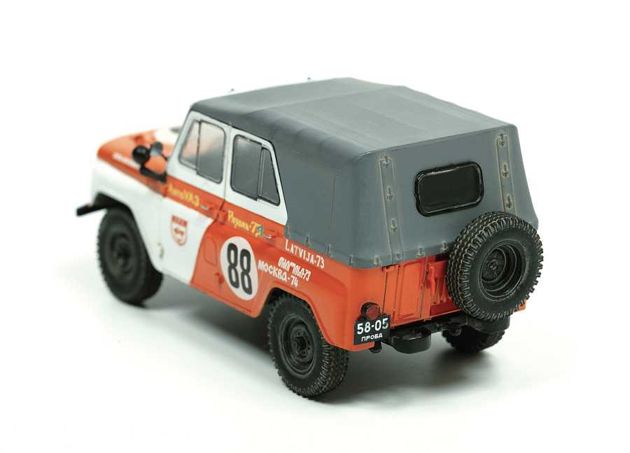 Model Kit auto 43007 - UAZ-469 (1:43)