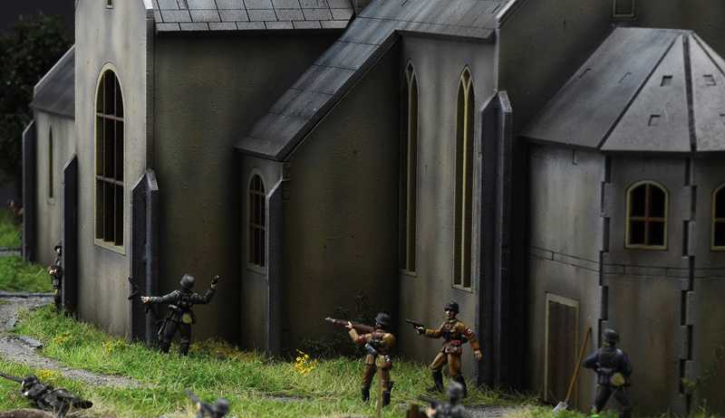 Model Kit diorama 6199 - Battle of Normandy: Saint-Mere-Église 6 June 1944 (1:72)