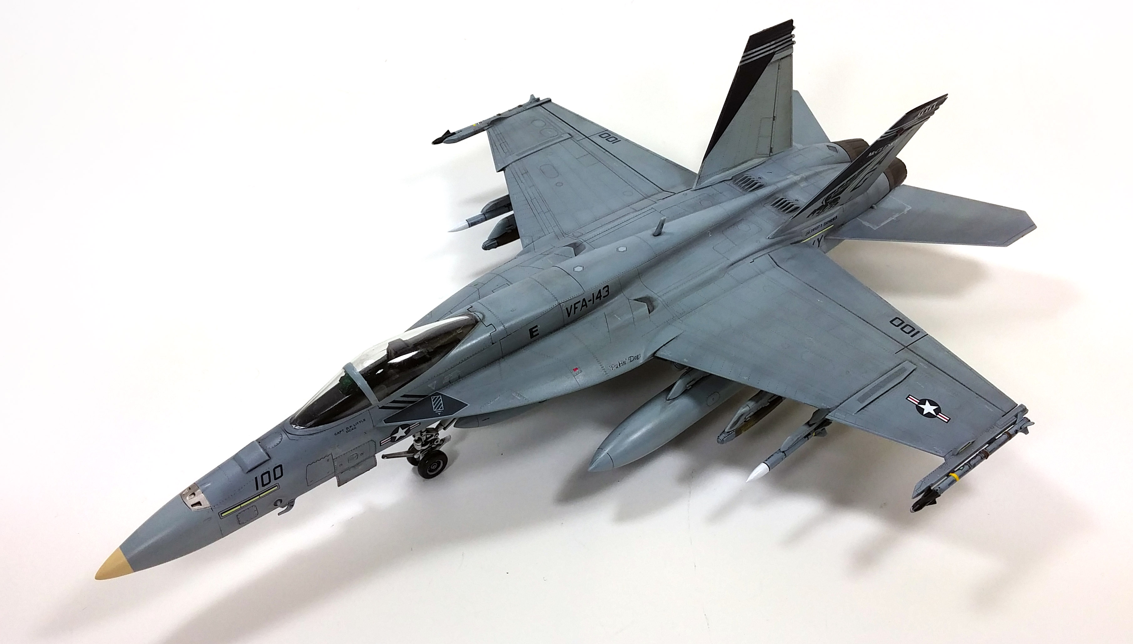 Model Kit letadlo 12547 - USN F/A-18E VFA-143 "PUKIN DOGS" (1:72)
