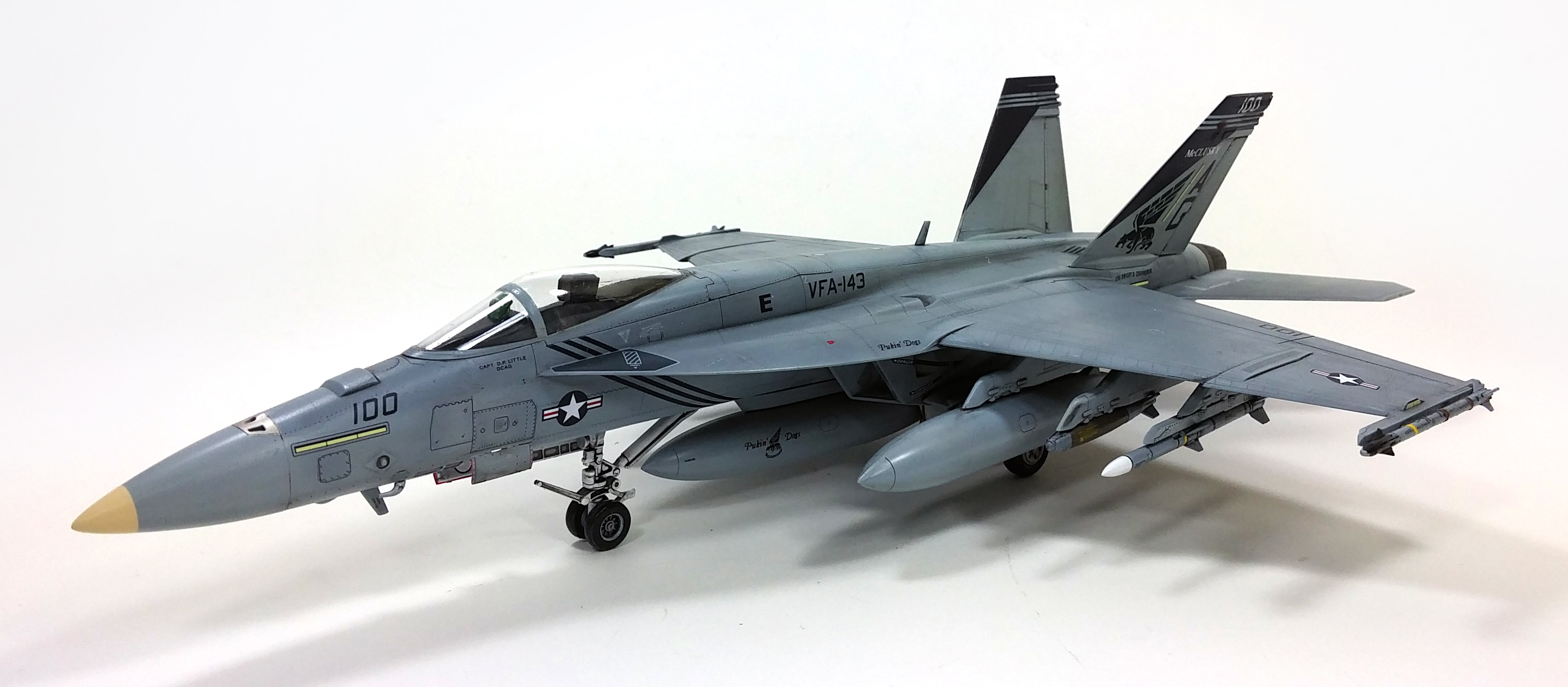 Model Kit letadlo 12547 - USN F/A-18E VFA-143 "PUKIN DOGS" (1:72)