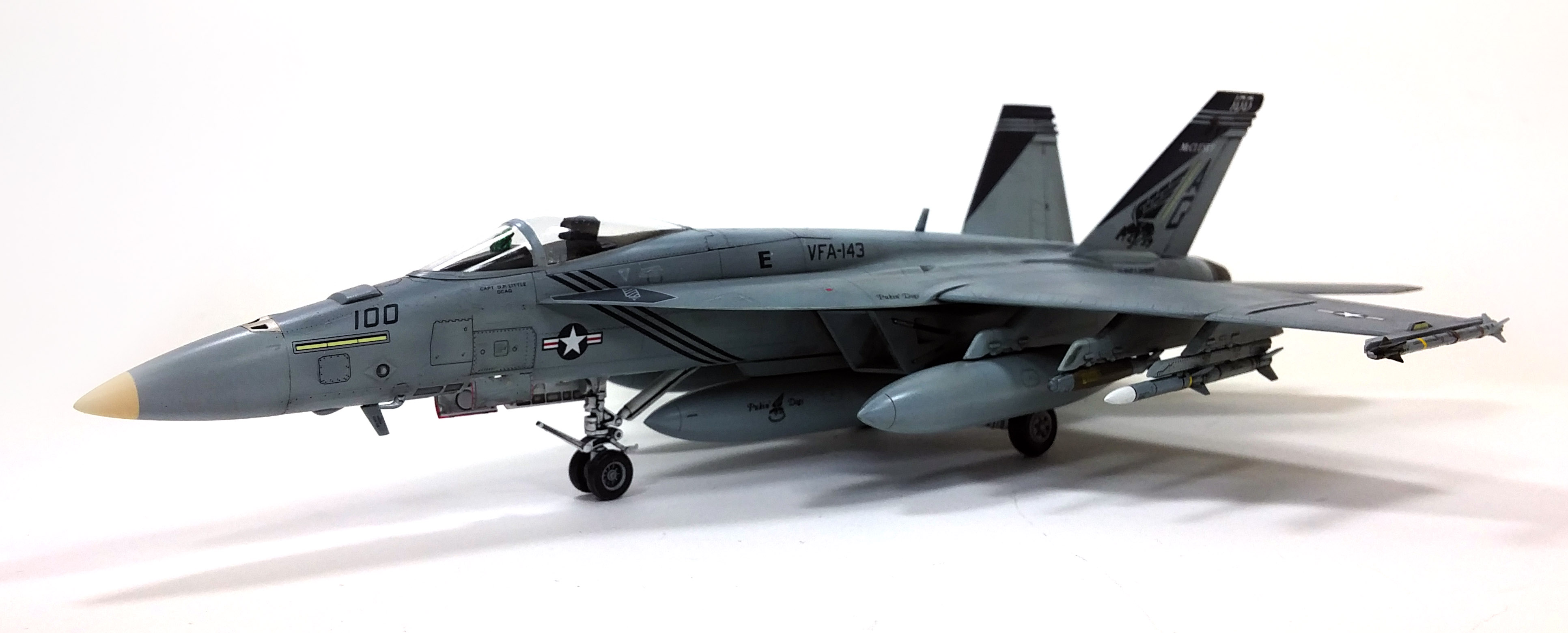 Model Kit letadlo 12547 - USN F/A-18E VFA-143 "PUKIN DOGS" (1:72)