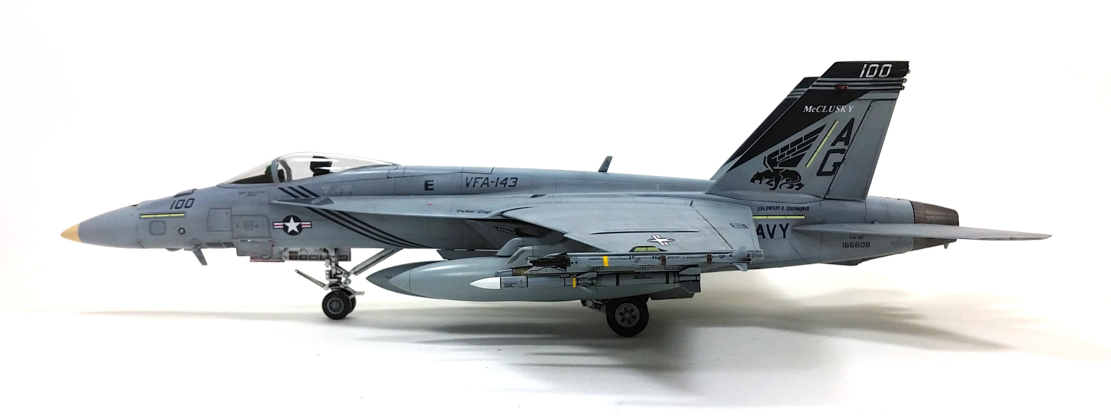 Model Kit letadlo 12547 - USN F/A-18E VFA-143 "PUKIN DOGS" (1:72)