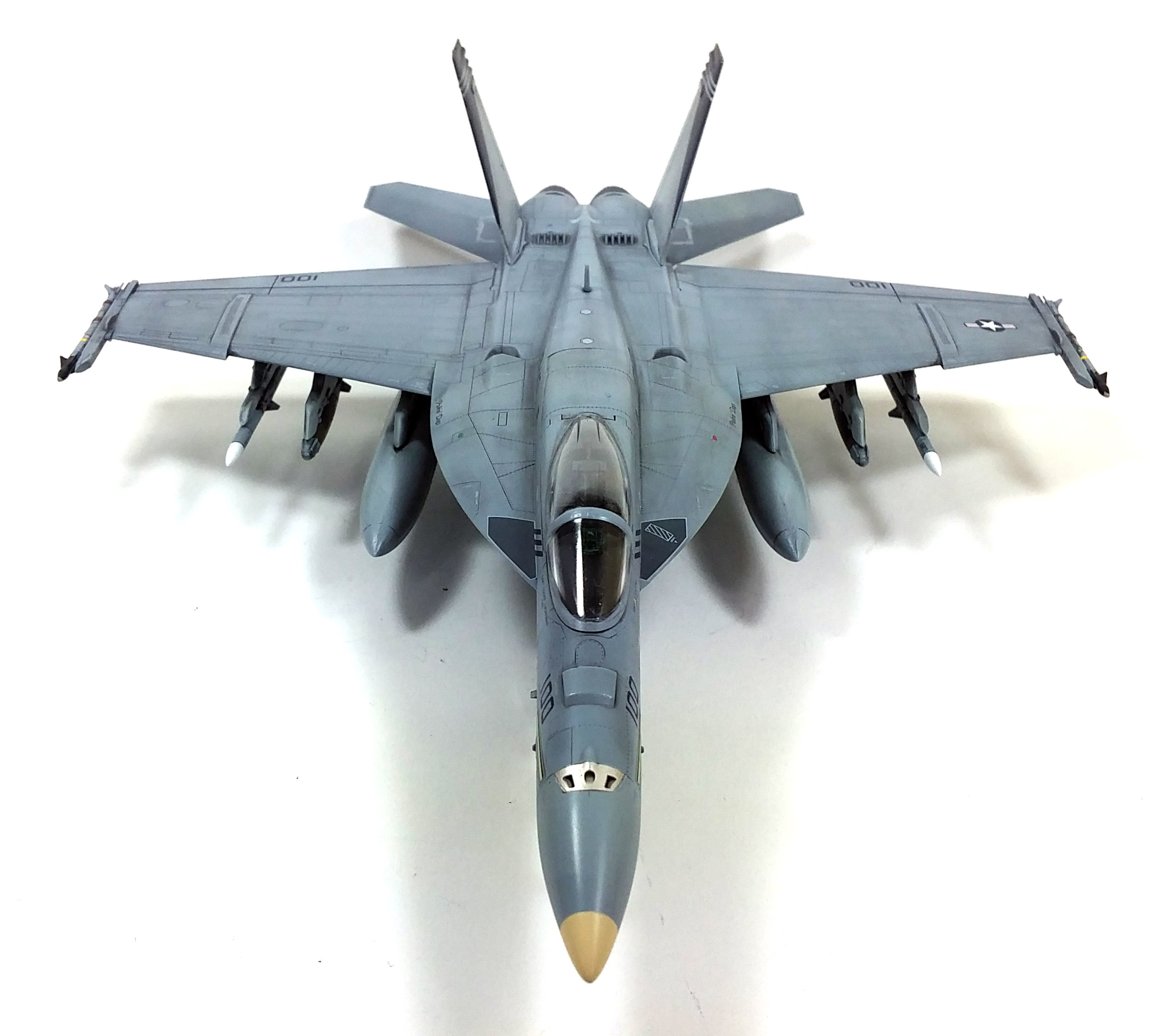 Model Kit letadlo 12547 - USN F/A-18E VFA-143 "PUKIN DOGS" (1:72)