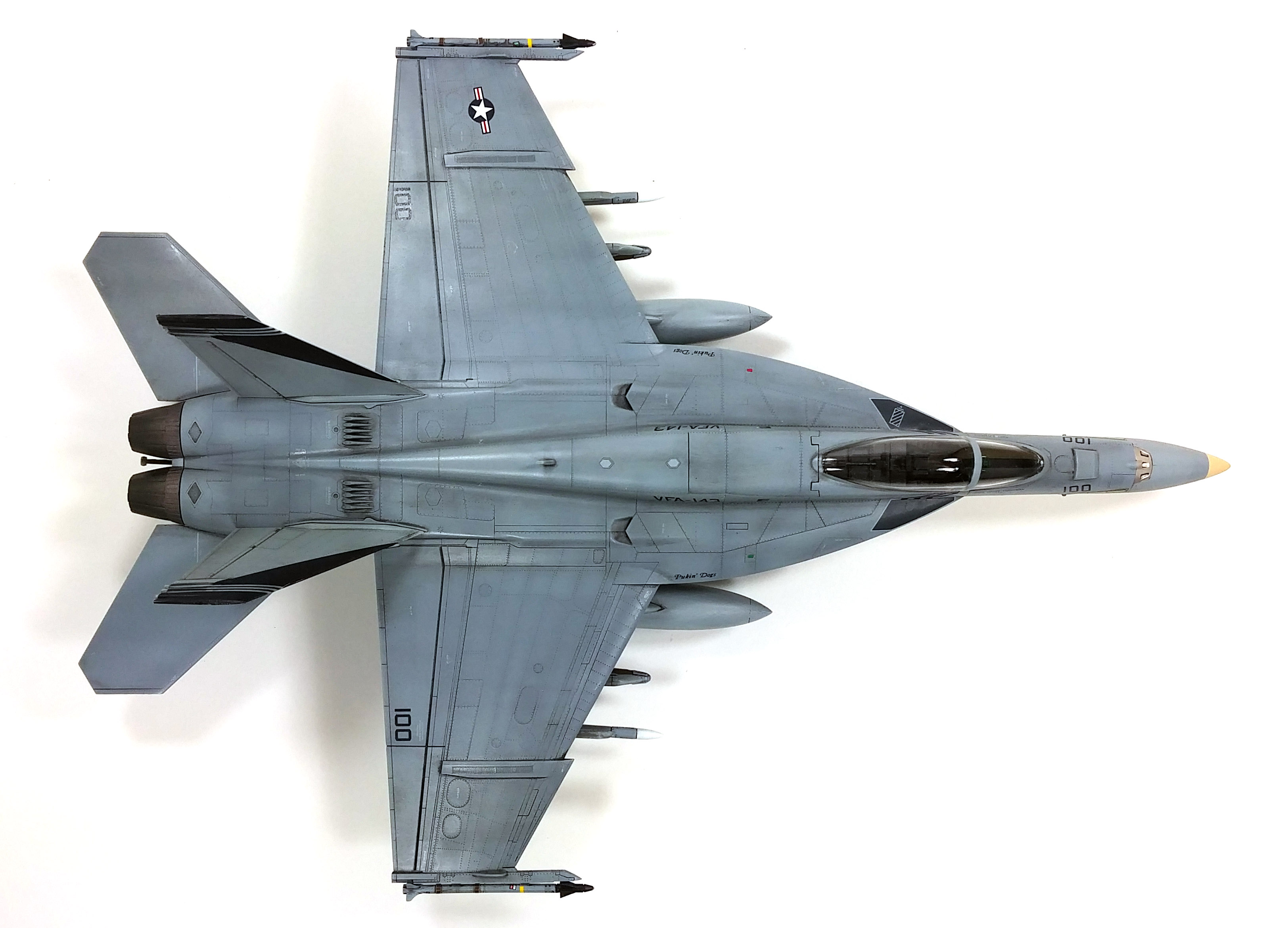 Model Kit letadlo 12547 - USN F/A-18E VFA-143 "PUKIN DOGS" (1:72)