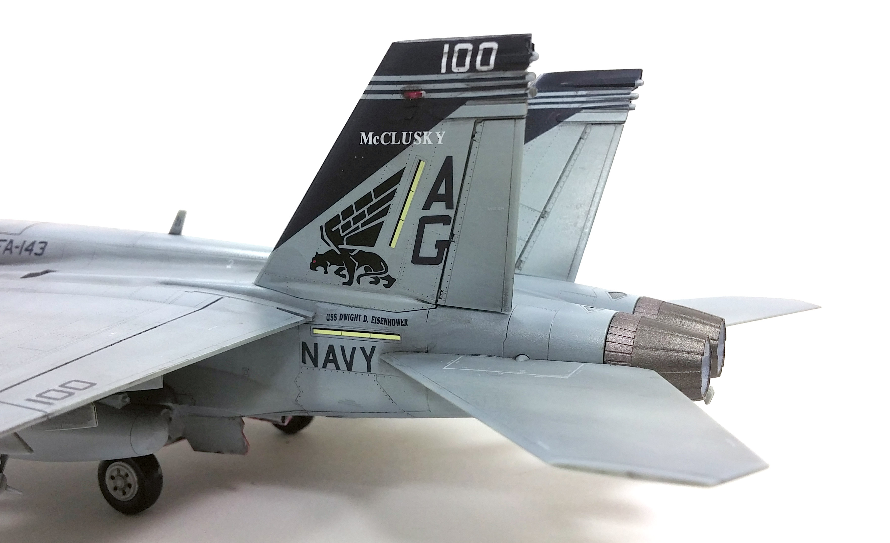 Model Kit letadlo 12547 - USN F/A-18E VFA-143 "PUKIN DOGS" (1:72)