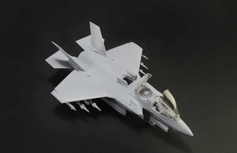 Model Kit letadlo 1425 - F-35 B Lightning II STOVL version (1:72)