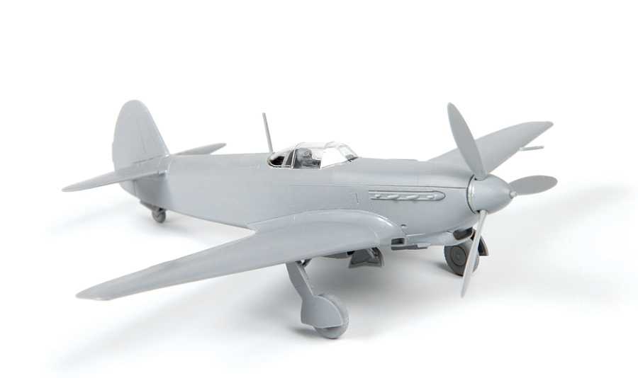 Model Kit letadlo 7313 - YAK-9 Soviet fighter (1:72)