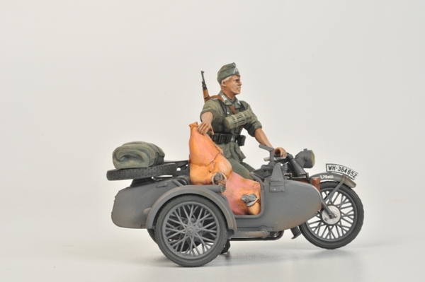 Model Kit military 3607 - German WWII Sidecar R12 with crew (1:35)