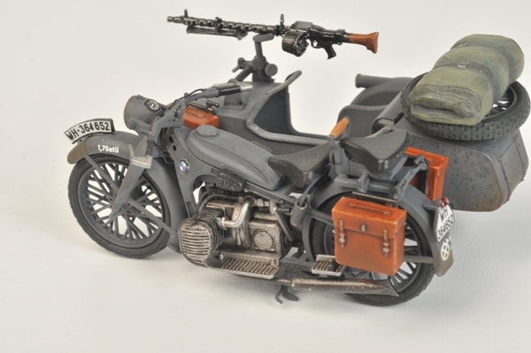 Model Kit military 3607 - German WWII Sidecar R12 with crew (1:35)