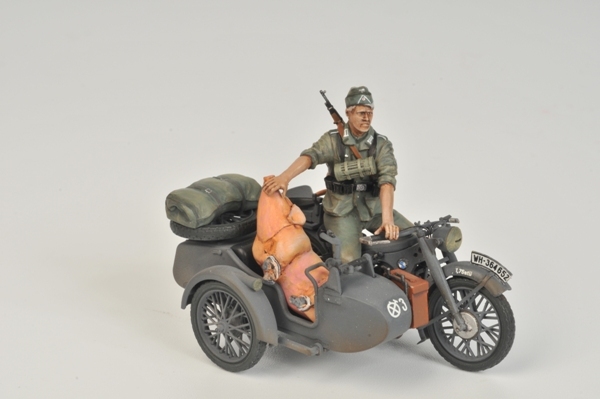 Model Kit military 3607 - German WWII Sidecar R12 with crew (1:35)