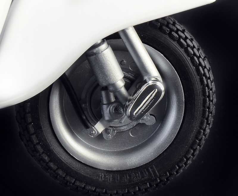 Model Kit motorka 4633 - VESPA 125 PRIMAVERA (1:9)