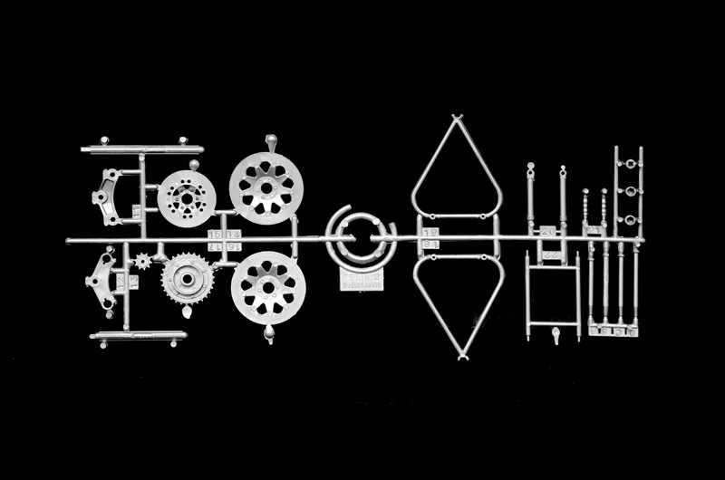 Model Kit motorka 4644 - Suzuki RG 500 XR27 (Team Heron - Barry Sheene) 1978 (1:9)