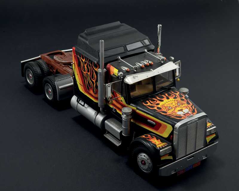 Model Kit truck 90785 - Freighliner Aerodyne (1:24)