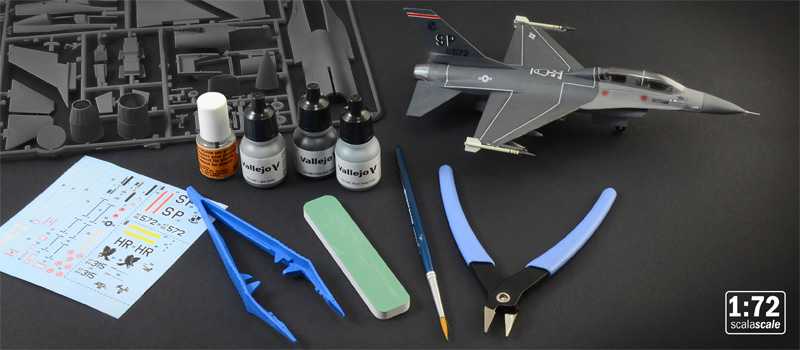 Model Set letadlo 72009 - F-16 C/D Night Falcon (1:72)