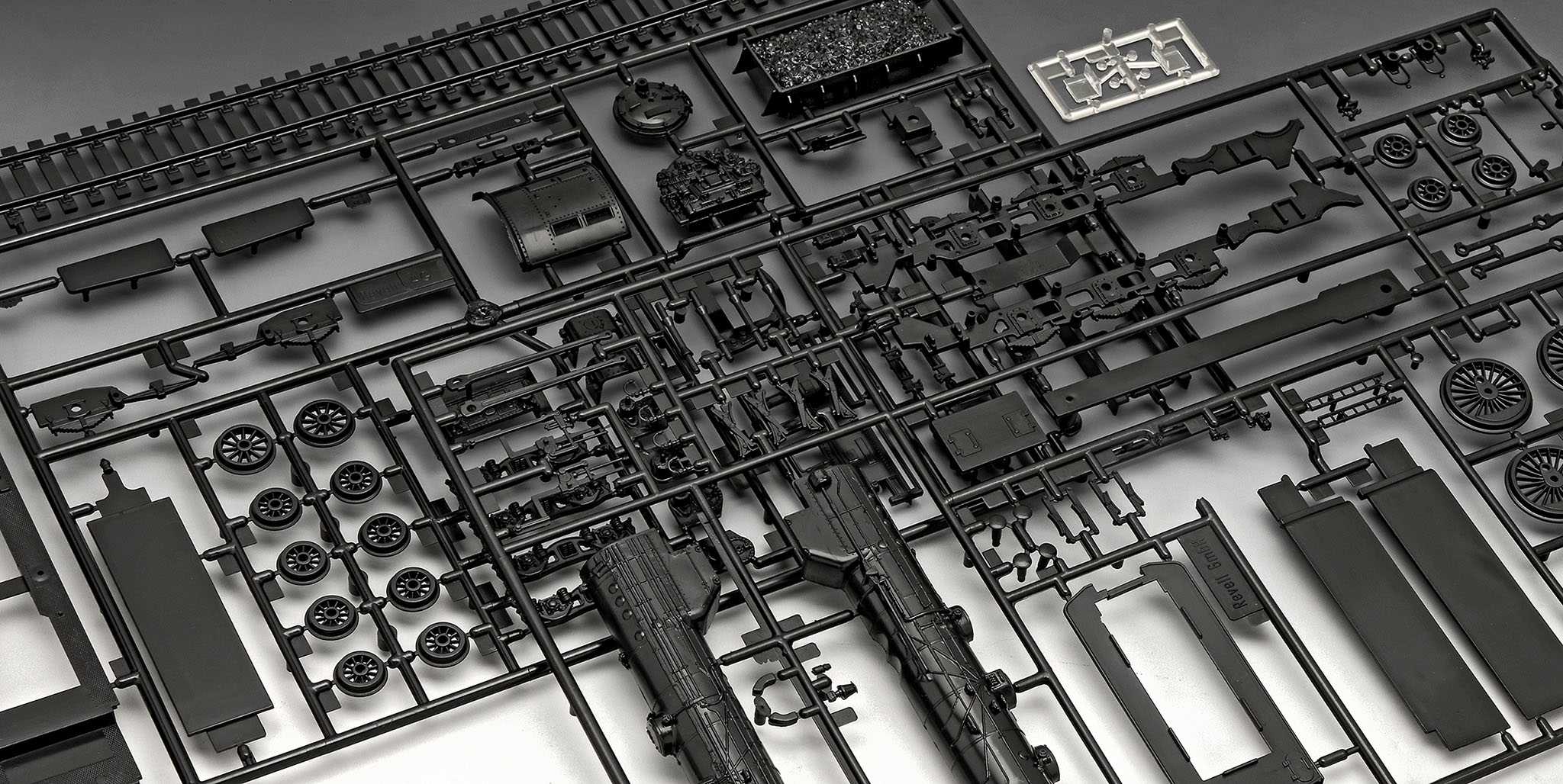 Plastic ModelKit lokomotiva 02166 - Standard express locomotive 03 class with tender (1:87)
